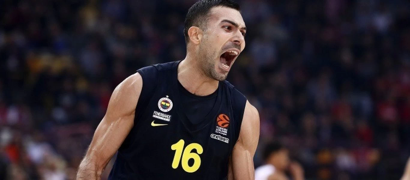 Τουρκία: Ύβρεις κατά του Σλούκα επειδή δεν ακούμπησε πανό με τον Κεμάλ!
